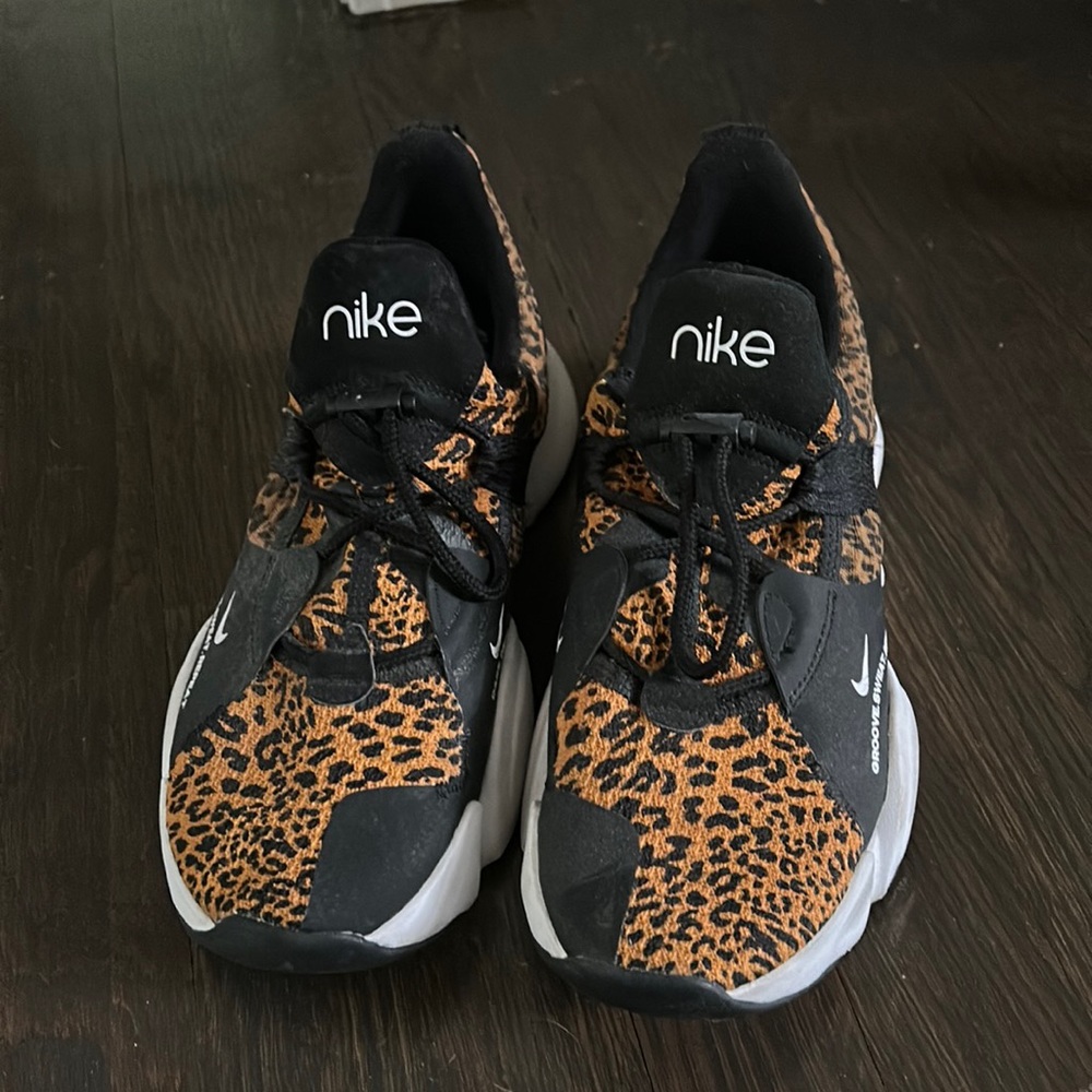 Nike womens superrep groove sneaker size 8